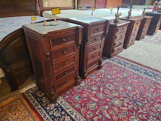 Mesas de cabeceira antigas madeira e mármore