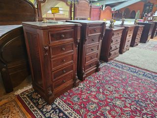 Mesas de cabeceira antigas madeira e mármore