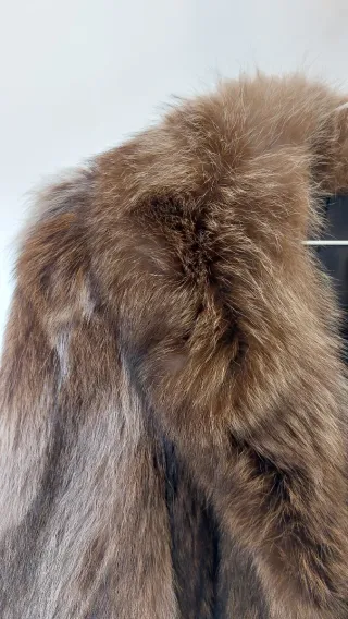 Abrigo de pelo corto marrón