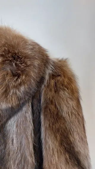 Abrigo de pelo corto marrón