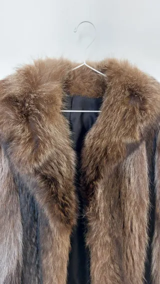 Abrigo de pelo corto marrón