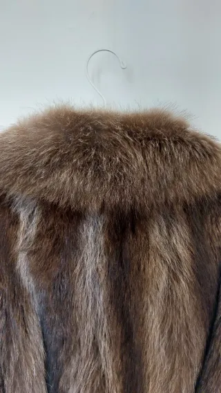 Abrigo de pelo corto marrón