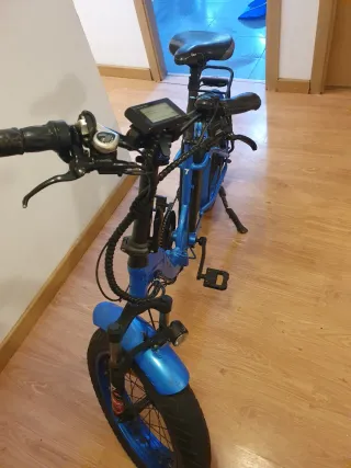 Bicicleta eléctrica plegable azul