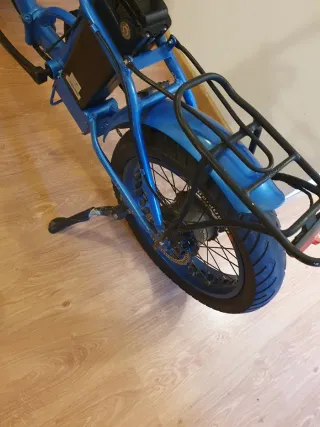 Bicicleta eléctrica plegable azul