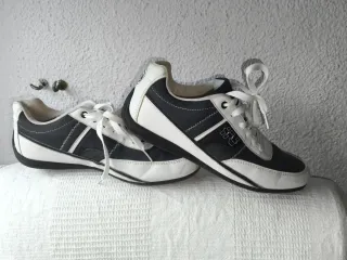 Zapatillas deportivas negras y blancas
