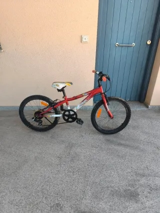 Bicicleta infantil roja