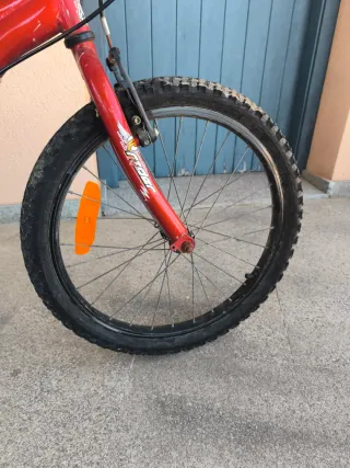 Bicicleta infantil roja