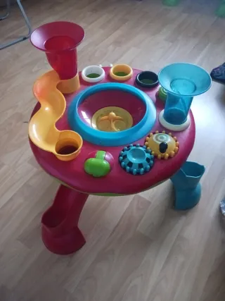 Mesa de actividades para bebés
