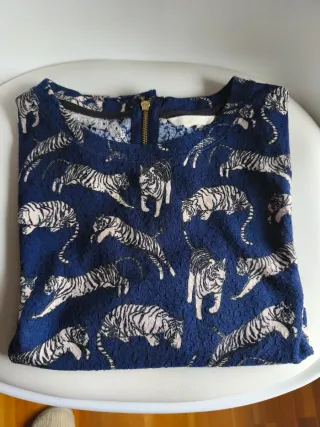 Jersey azul con estampado de tigres