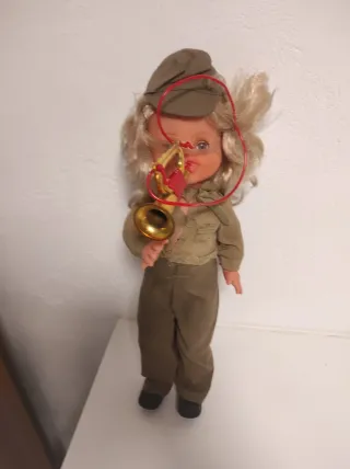 Muñeca militar con saxofón