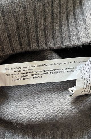 Jersey de lana gris cuello alto.
