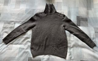Jersey de lana gris cuello alto.