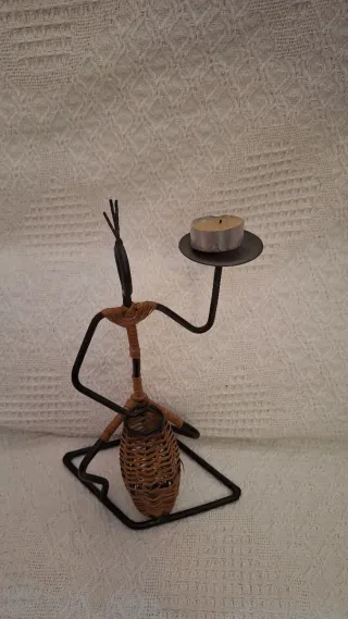 Figura porta velas metal y mimbre