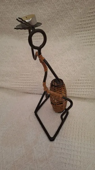 Figura porta velas metal y mimbre