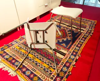 Sillas Ikea blancas y multicolor