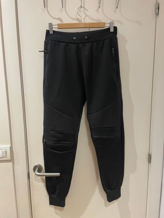 Pantalón chándal negro con cremalleras
