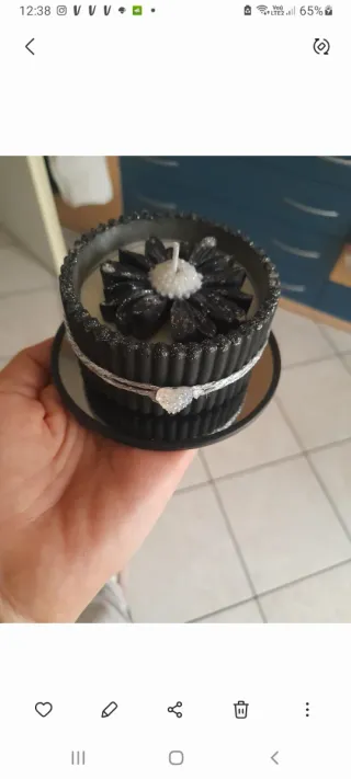 Vasetto gesso con candela fiore nero