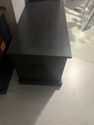 Baúl de madera oscuro