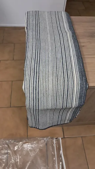 Colcha de casal cinza e branca