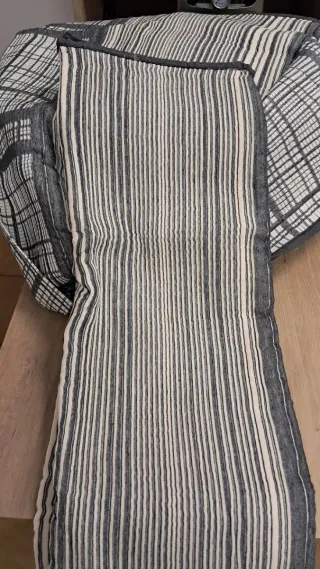 Colcha de casal cinza e branca