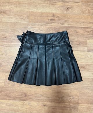 Falda cuero Stradivarius negra con cinturón