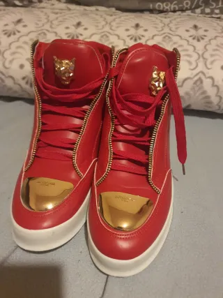 Zapatillas rojas con detalles dorados