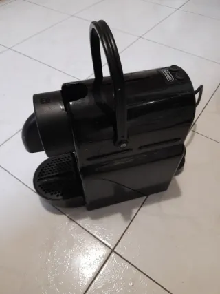 Cafetera DeLonghi Nespresso Cápsulas Negra