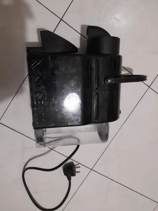 Cafetera DeLonghi Nespresso Cápsulas Negra