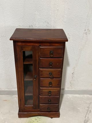 Mueble de madera con cajones y vitrina