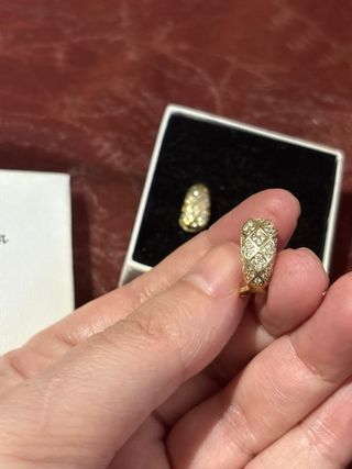 Pendientes chapados en oro con circonita.