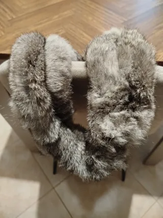 Sciarpa collo pelliccia grigia con pompon