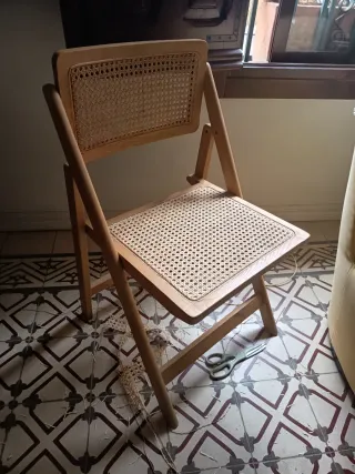 Silla de ratán y madera natural
