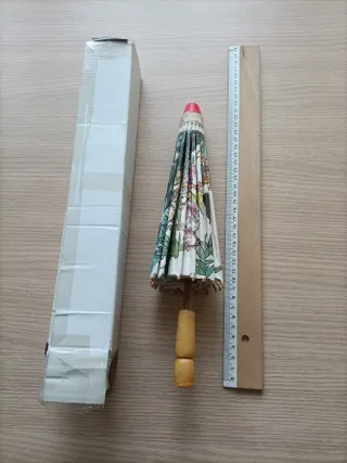 Sombrilla de papel decorada con ave y flores