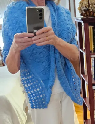 Preciosa toquilla azul hecha a mano