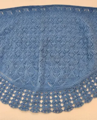 Preciosa toquilla azul hecha a mano