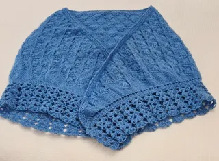 Preciosa toquilla azul hecha a mano