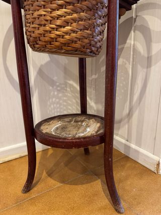 Mueble antiguo decorativo con espejo