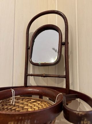 Mueble antiguo decorativo con espejo