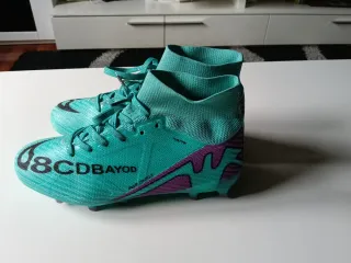 Botas de fútbol turquesa y morado