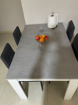 Mesa Comedor Gris y 4 sillas nuevas