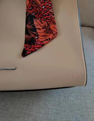 Borsa a mano e tracolla beige con foulard