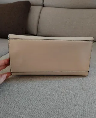 Borsa a mano e tracolla beige con foulard