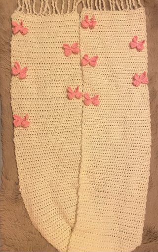 Bufanda nueva tejida a mano con mariposas