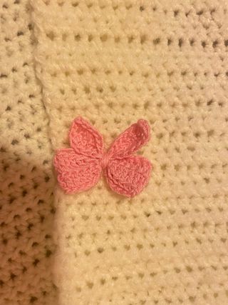 Bufanda nueva tejida a mano con mariposas