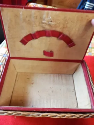 Costurero antiguo de mimbre y piel ..