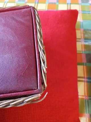 Costurero antiguo de mimbre y piel ..