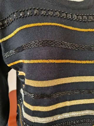 Jersey negro con pedrería dorada