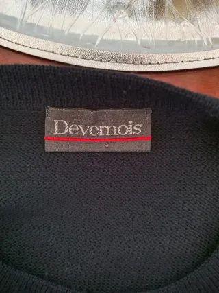 Jersey negro con pedrería dorada