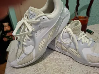 Zapatillas Jordan Blancas y Beige