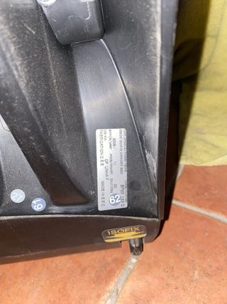 Silla de coche bebé Isofix roja.
